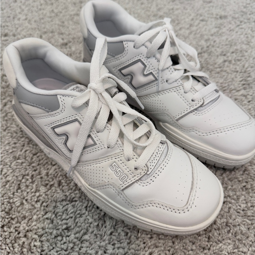 New balance 550 sneakers in white and gray leather size 6.5